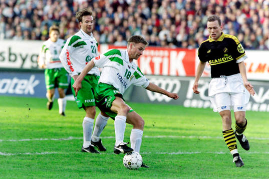 Fr. v Kim Bergstrand, Dan Sahlin, Hammarby med bollen och