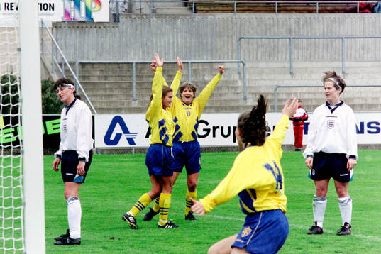 Ulrika Kalte och Pia Sundhage, Sverige jublar