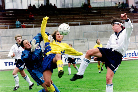 Ulrika Kalte, Sverige  framför englands målvakt Pauline