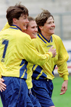 Lena Videkull, Ulrika Kalte och Pia Sundhage, Sverige jublar