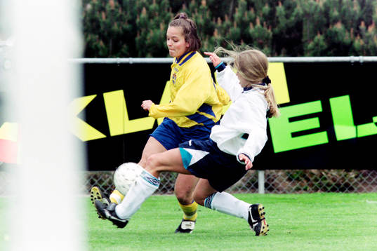 Anika Bozicevic, Sverige o kamp om bollen