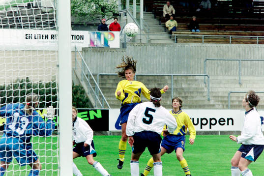 Ulrika Kalte, Sverige nickar in bollen i mål och 2-0 till
