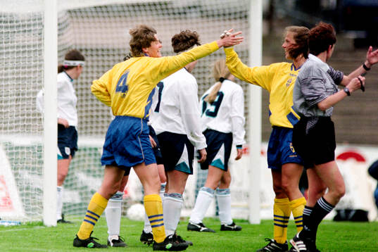 Pia Sundhage och Malin Andersson, Sverige jublar