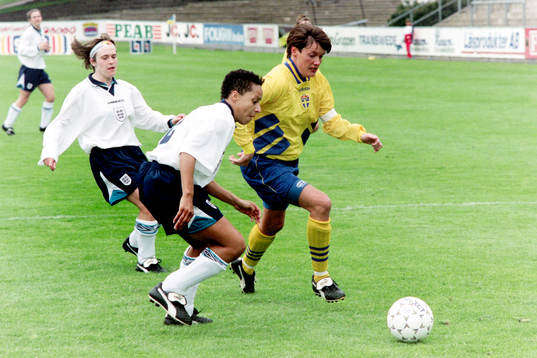 Lena Videkull, Sverige i kamp om bollen med Hope Powell,