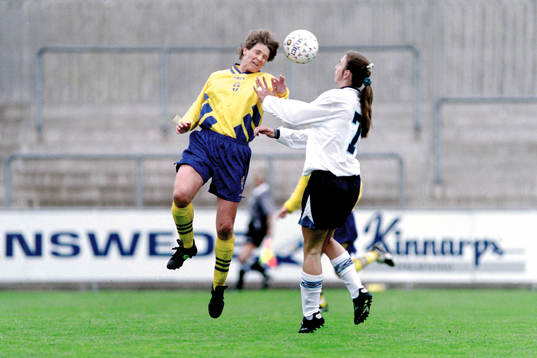 Pia Sundhage, Sverige i en nickduell med englands Marieanne