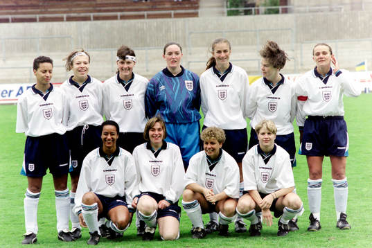 Englands startelva. Bakre raden fr. v: Hope Powell,