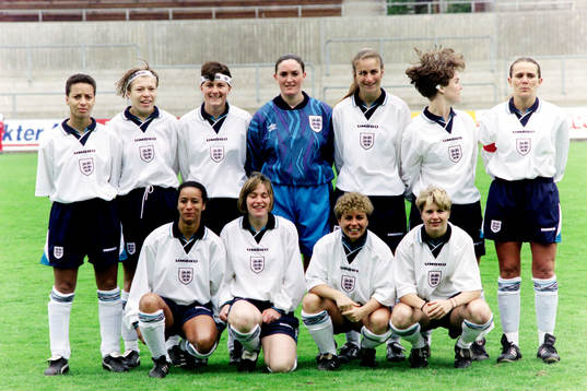 Englands startelva. Bakre raden fr. v: Hope Powell,