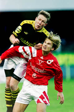 Jan Eriksson, AIK i en duell med degerfors Andreas Andersson