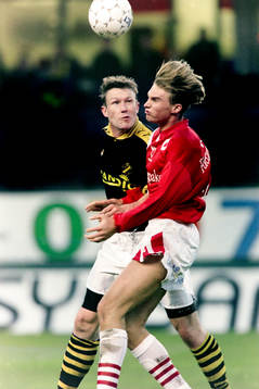 Jan Eriksson, AIK i en duell med degerfors Andreas Andersson