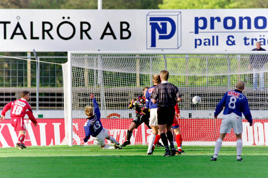Robert Andersson, Halmstad slår in bollen bakom Lars