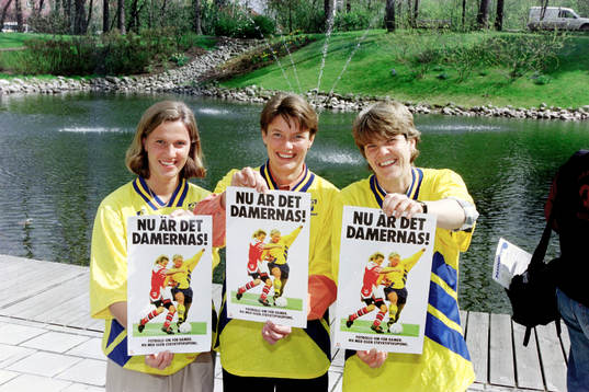 Fr. v Malin Andersson, Lena Videkull och Pia Sundhage laddar