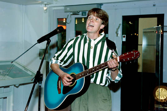 Pia Sundhage med son gitarr