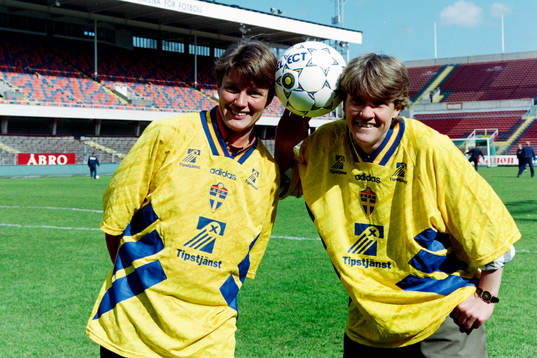 Lena Videkull och Pia Sundhage på planen