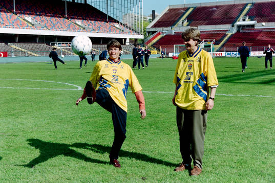 Lena Videkull och Pia Sundhage på planen