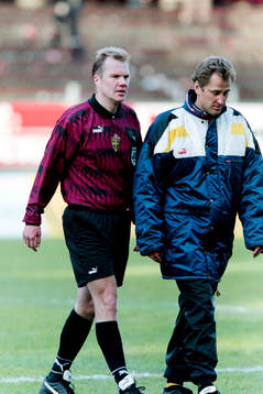 Karl-Erik Nilsson, domare i diskussion med Erik Hamrén,