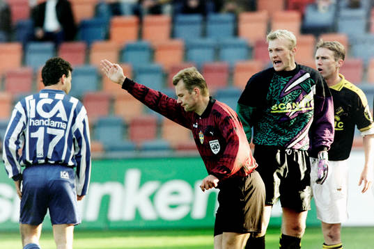 Magnus Hedman, målvakt och Jan Eriksson, AIK protesterar