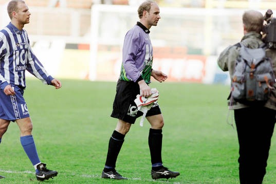 Mikael Martinsson och Thomas Ravelli, målvakt i Göteborg