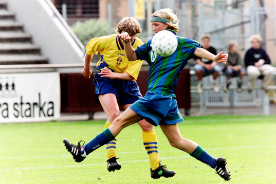 Pia Sundhage, Sverige i skottagen
