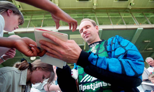 Thomas Ravelli skriver autografer