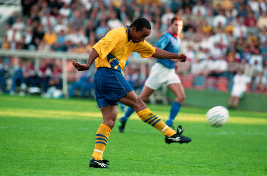 Martin Dahlin skjuter