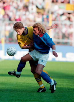 Gary Sundgren i kamp om bollen