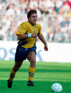 Tomas Brolin med bollen