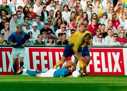 Jonas Thern vinner bollen, i bakgrunden Tomas Brolin
