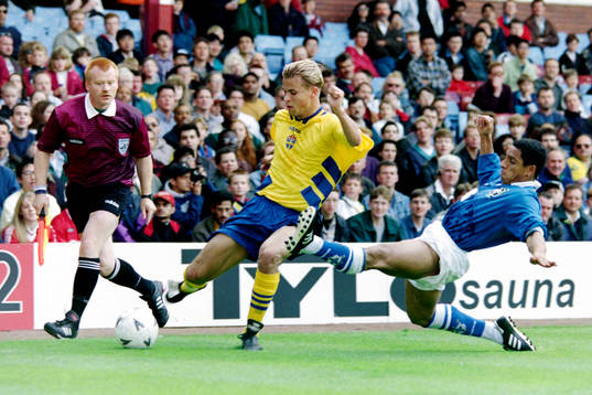 Niclas Alexandersson, Sverige och Roberto Carlos, Brasilien