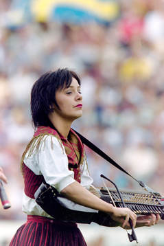Åsa Jinder med sin nyckelharpa