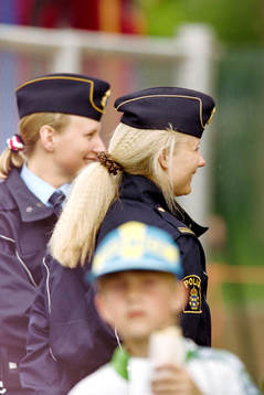 Kvinnliga poliser på arenan