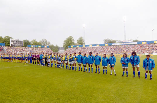 Lagen står uppställda innan matchstart