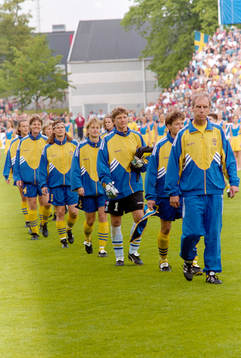 Det svenska laget på våg in på arenan med Bengt