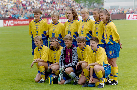 Den svenska startelvan, bakre raden fr. v Lena Videkull,