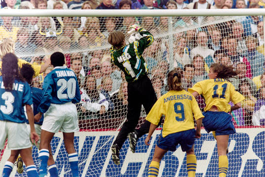 Brasiliens målvakt Meg greppar bollen