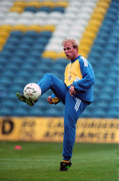Peter Wibrån med bollen
