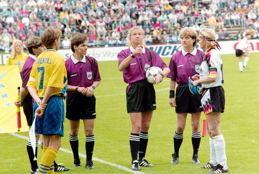 Lena Videkull, Sverige och Silvia Neid, Tyskland, slingar