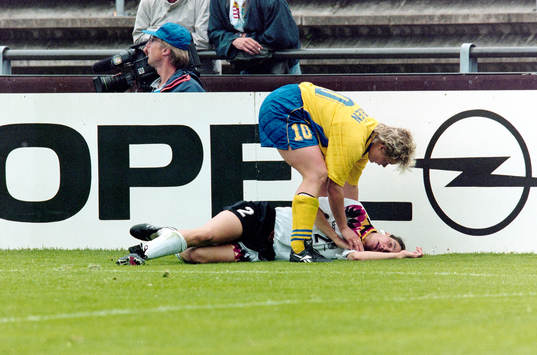Anneli Andelen, Sverige tar hand om Anouschka Bernhard,