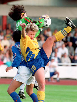 Junko Osawa, målvakt i Japan Anneli Andelén, Sverige i en
