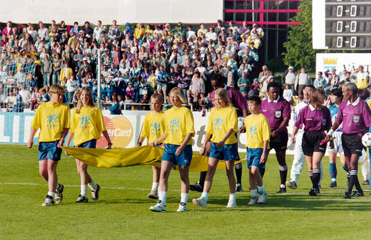 Domarna och lagen på väg in på Arosvallen i Västerås