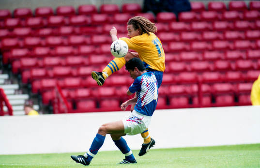 Henrik Larsson i kamp om bollen