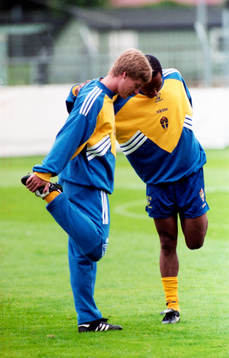 Stefan Schwarz och Martin Dahlin stretchar