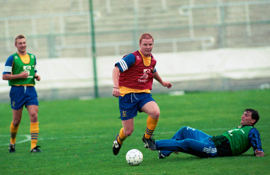 Jörgen Pettersson rundar Jonnie Fedel, målvakt