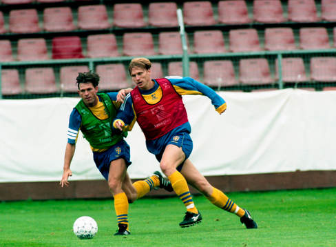 Pontus Kåmark och Kennet Andersson i kamp om bollen