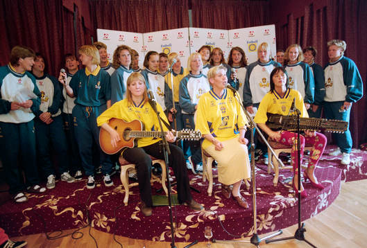 Damlandslaget sjunger