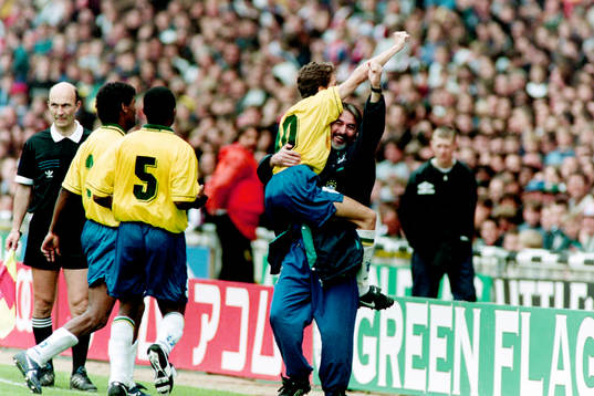 Juninho och Brasilien jublar