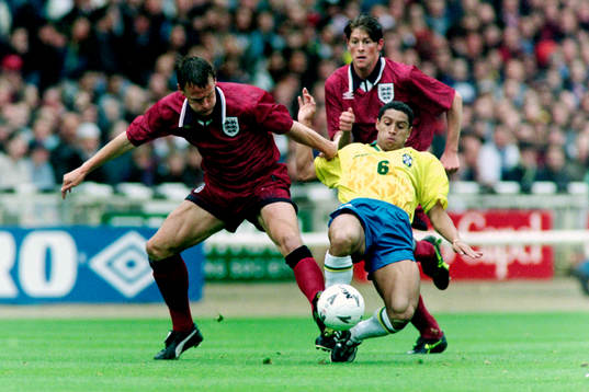 Roberto Carlos, Brasilien i kamp om bollen