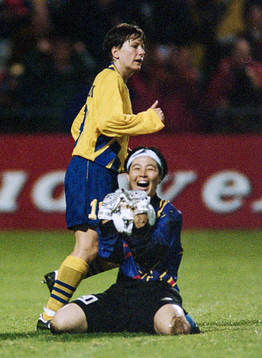 Helen Nilsson och kinas målvakt Gao Hong