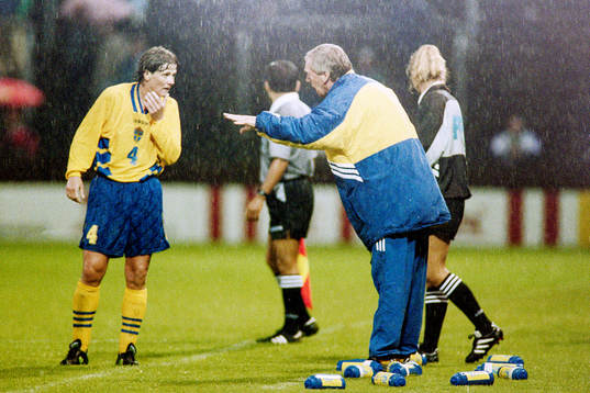 Pia Sundhage och Bengt Simonson, tränare, Sverige, pratar