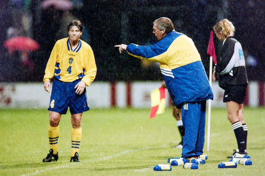 Pia Sundhage och Bengt Simonson, tränare, Sverige, pratar