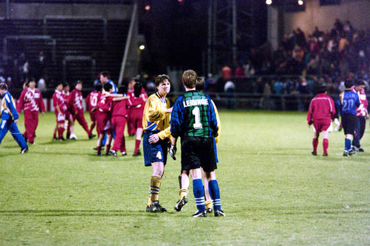 Pia Sundhage och Elisabeth Leidinge, målvakt, Sverige